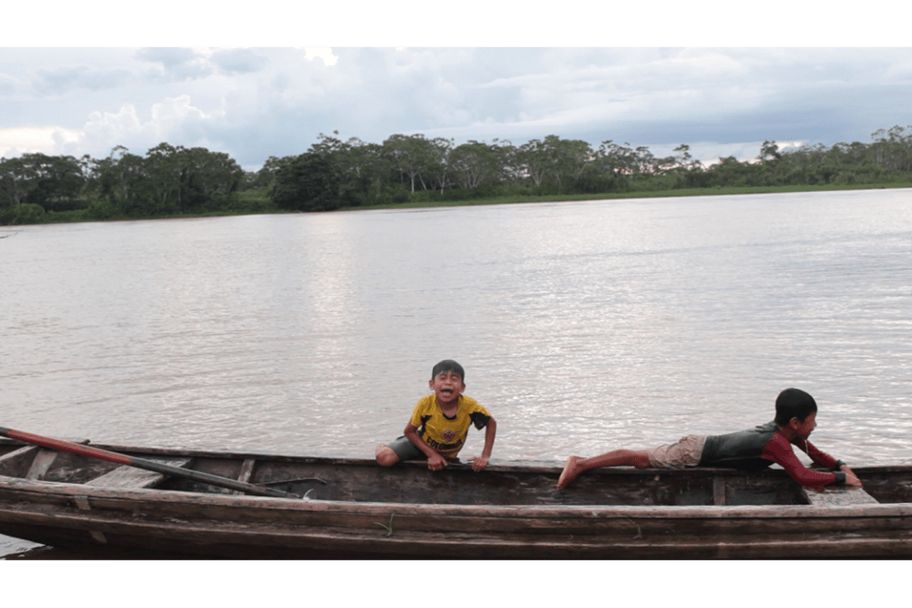 71-niños karuaras juegan en canoa